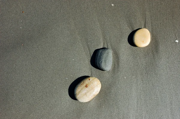 Três pedras na praia — Fotografia de Stock