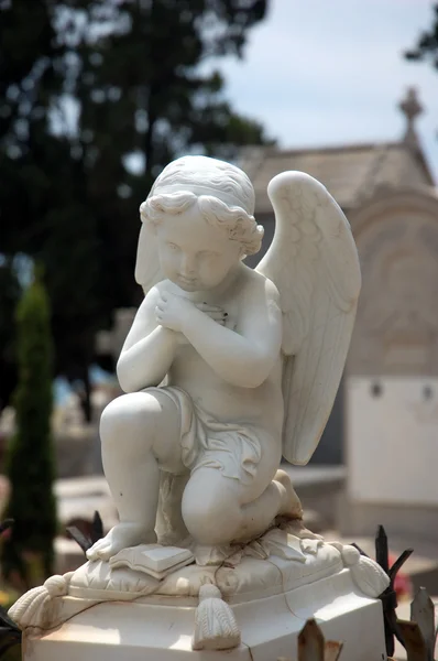 Крылатая статуя ангела — стоковое фото