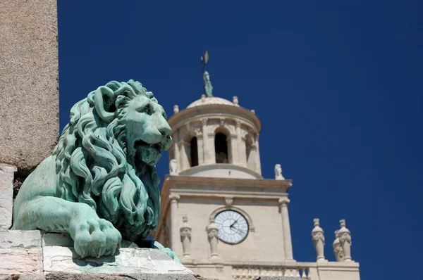 Place de la Republique'ye Arles, Fransa bir aslan heykeli — Stok fotoğraf