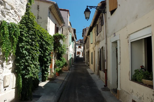 Estreito beco em Arles, sul da França — Fotografia de Stock