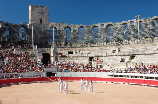 Bikaviadal mutat, a római arénában, Arles, Franciaország — Stock Fotó