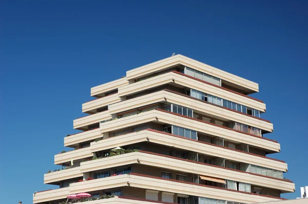 Moderní budova v la grande motte, Francie — Stock fotografie