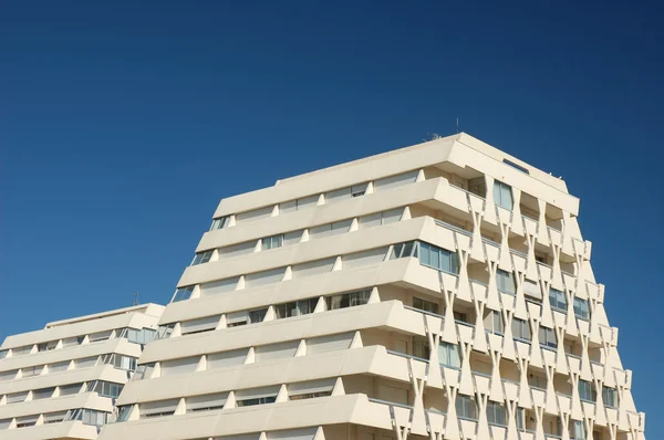 Modern épületek, a La Grande Motte, Franciaország — Stock Fotó