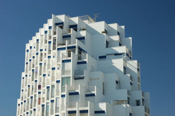 Modern byggnad i la grande motte, Frankrike — Stockfoto