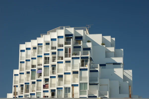 Modern binada la grande motte, Fransa — Stok fotoğraf