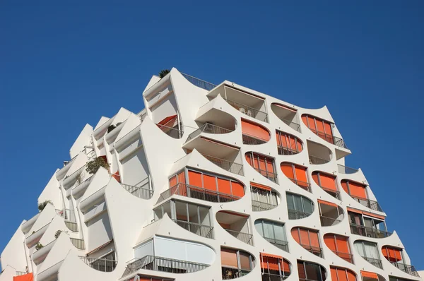 Modern byggnad i la grande motte, Frankrike — Stockfoto