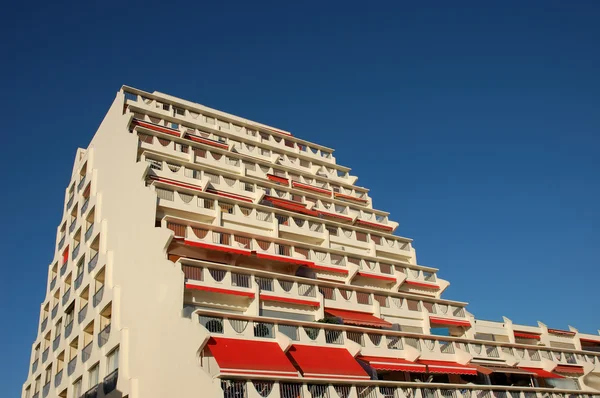 Futuristische piramidevormige flatgebouw in la grande motte, Frankrijk — Stockfoto