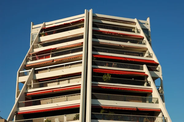 Futuristische flatgebouw in la grande motte, Frankrijk — Stockfoto