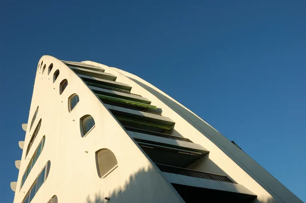 Futuristické plachta ve tvaru budovy v la grande motte, Francie — Stock fotografie