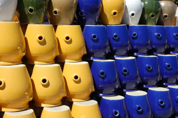 Kleurrijke keramische potten op de markt — Stockfoto