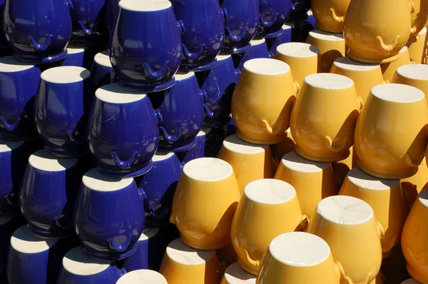 Kleurrijke keramische potten — Stockfoto