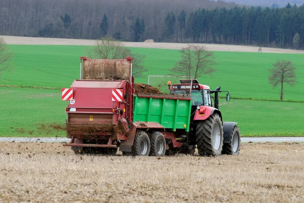 Tractor manuring the field — Stock Photo, Image