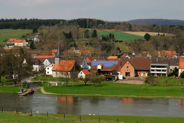 德国村庄在河 weser — 图库照片