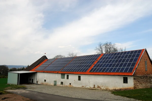 Celeiro com painéis solares no telhado — Fotografia de Stock