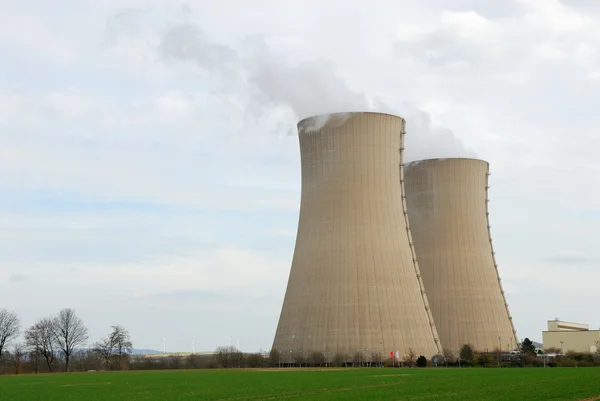 Chłodnie kominowe elektrowni atomowej — Zdjęcie stockowe