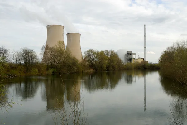 물에 반영 하는 원자력 발전소 — 스톡 사진