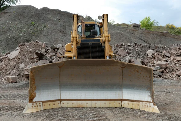 Enorme bulldozer in een stenen put — Stockfoto