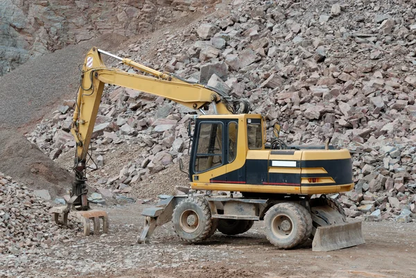 Excavator in a stone pit — Stock Photo, Image