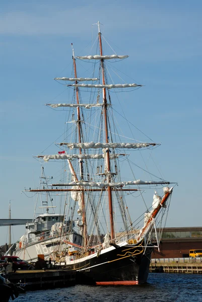 Loď v přístavu den helder, Nizozemsko — Stock fotografie
