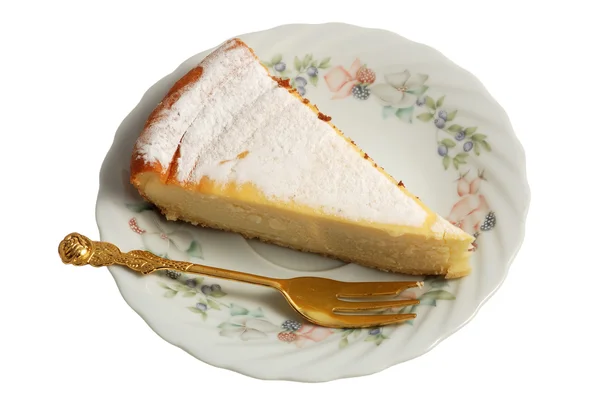 Stück Kuchen isoliert auf weißem Hintergrund — Stockfoto