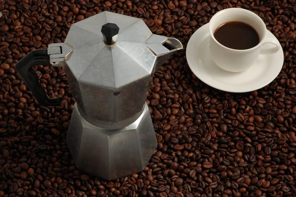 Filiżankę kawy i ekspres do kawy — Zdjęcie stockowe