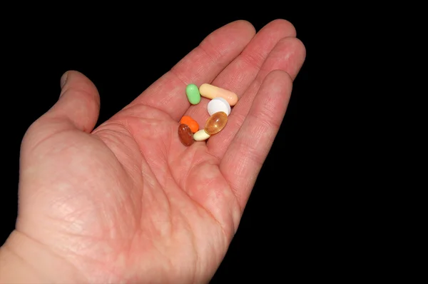 Drogen in der Hand isoliert auf schwarz mit Clipping-Pfad enthalten — Stockfoto