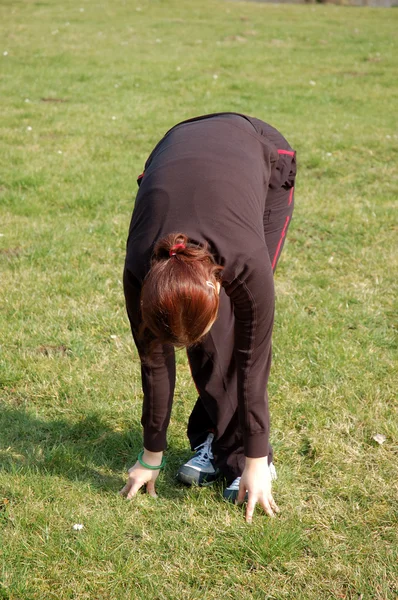 Adolescente se exercitando — Fotografia de Stock
