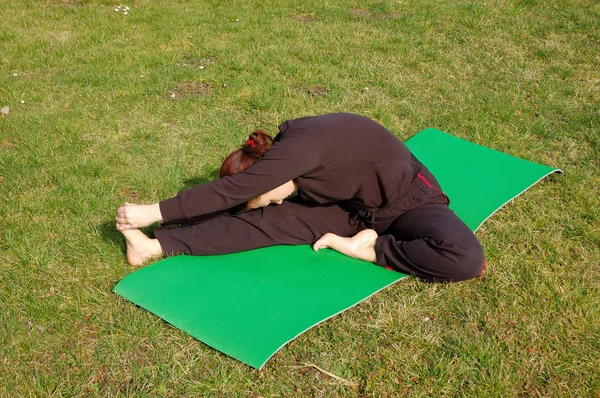 Ragazza adolescente che fa yoga — Foto Stock