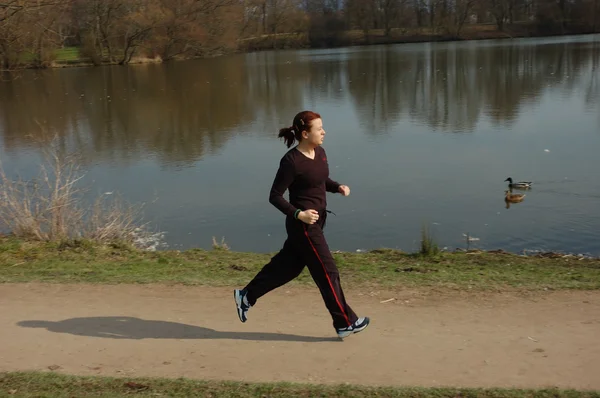 Nastoletnia dziewczynka jogging — Zdjęcie stockowe