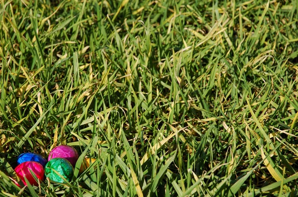 Uova di Pasqua sull'erba — Foto Stock