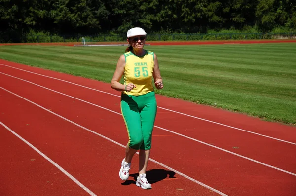 Jogging mulher sênior ativa no estádio — Fotografia de Stock