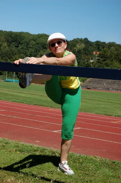 Aktiv senior kvinna stretching — Stockfoto