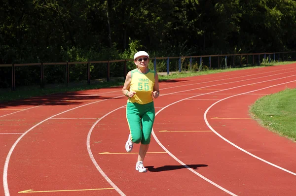 Активна старша жінка біжить — стокове фото