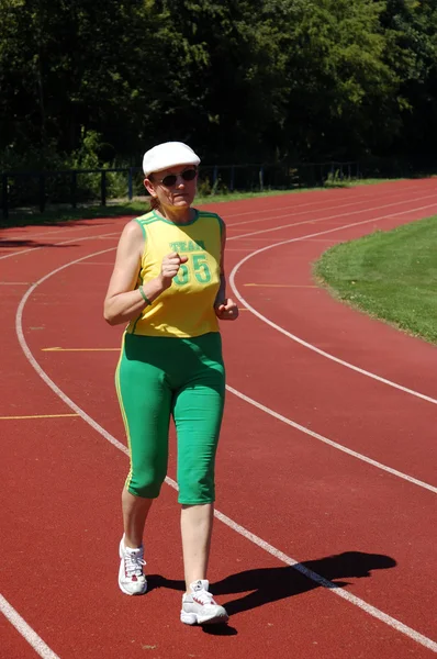 Ativo sênior mulher jogging — Fotografia de Stock