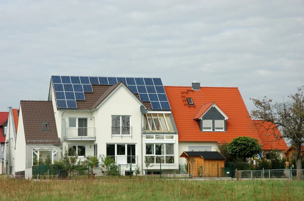 Çatıda güneş panelleri olan ev. — Stok fotoğraf