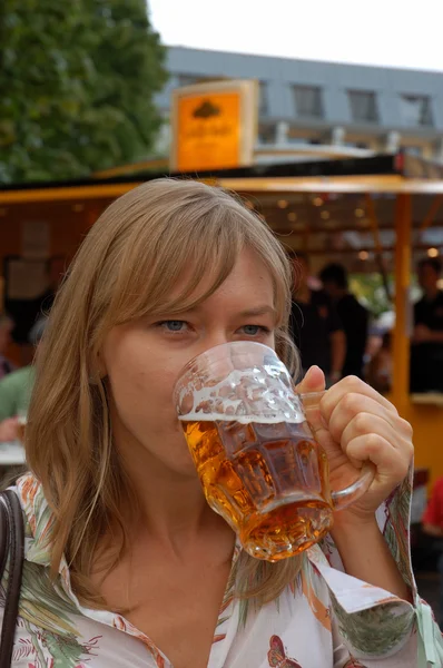 Young woman drinking beer — Stock Photo, Image