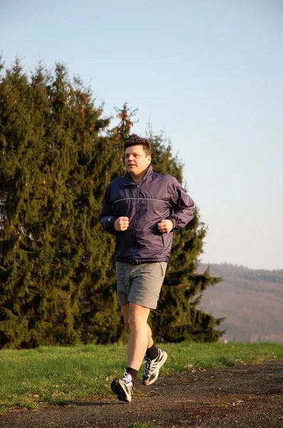 Młody człowiek joggingu — Zdjęcie stockowe