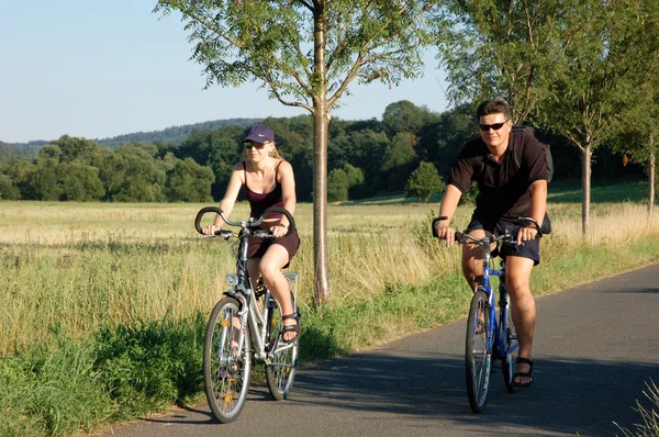 Par med cyklar på turné — Stockfoto