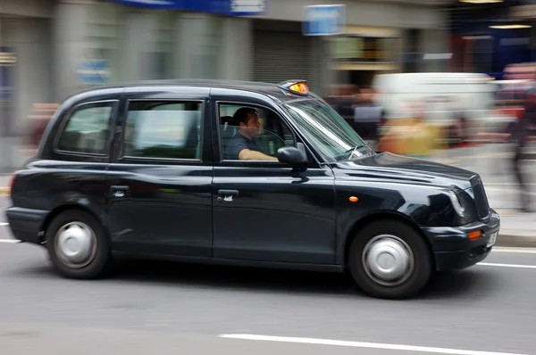 Táxi preto tradicional em Londres, Reino Unido — Fotografia de Stock