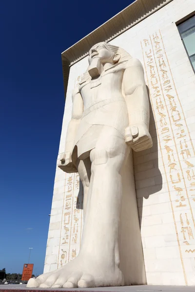 Egyptiska staty på wafi mall i dubai — Stockfoto