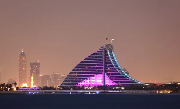 Dubai skyline à noite — Fotografia de Stock