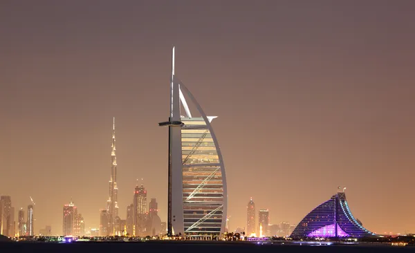 Dubai skyline à noite — Fotografia de Stock