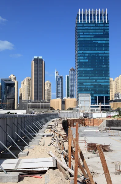 Nya skyskrapa konstruktion tomt i dubai — Stockfoto