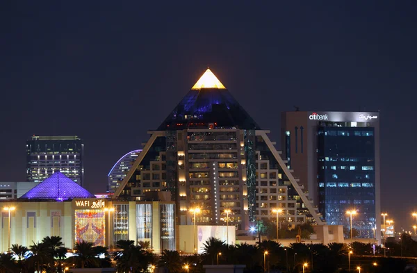 Ve tvaru pyramidy wafi mall v městě Dubaj v noci osvětlené — Stock fotografie