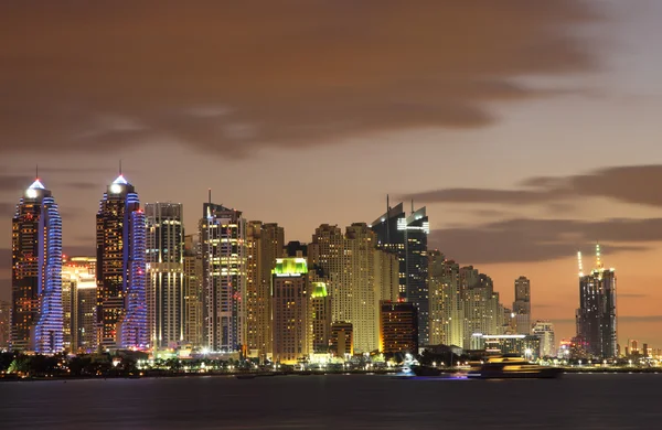 Dubai marina skyline in de nacht, dubai — Stockfoto