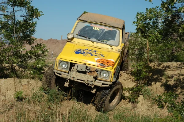 Suzuki sj jeep beim Offroad-Rallye-Wettbewerb — Stockfoto