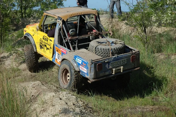 Suzuki SJ jeep en competición de rally offroad —  Fotos de Stock