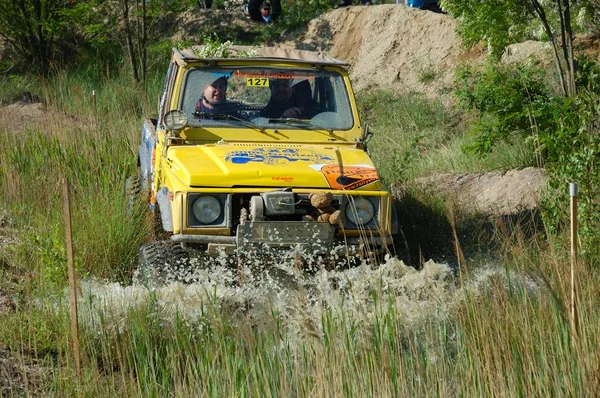 Suzuki SJ jeep in gara di rally offroad — Foto Stock