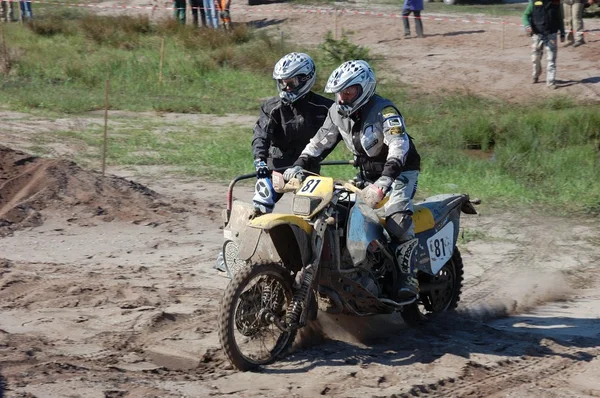 Rally de motocicletas con sidecar en la competencia offroad —  Fotos de Stock