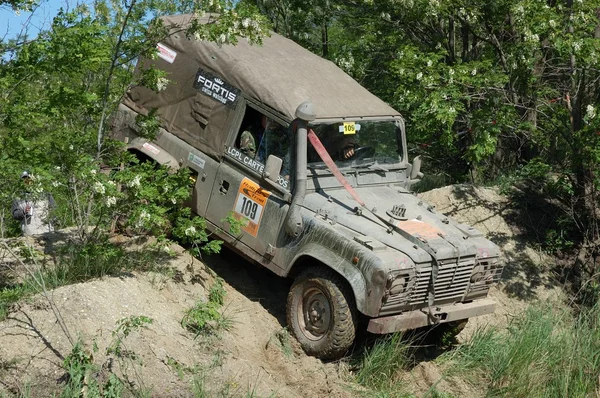 Land Rover en competición de rally offroad — Foto de Stock